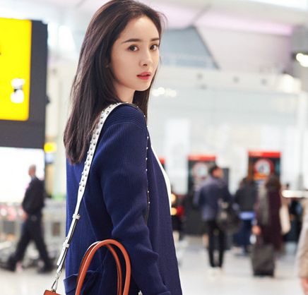 杨幂现身机场 一身休闲装扮相当舒服随意
